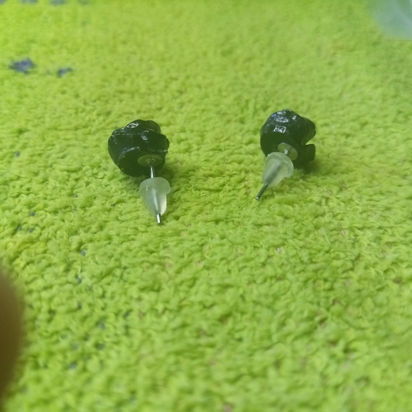 Black risen rose stud earrings - Picture 3 of 3